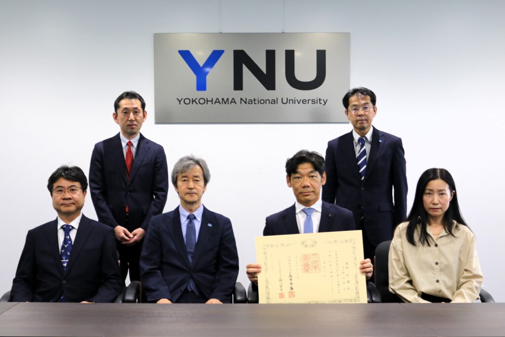 紺綬褒章遺族追賞伝達式の写真